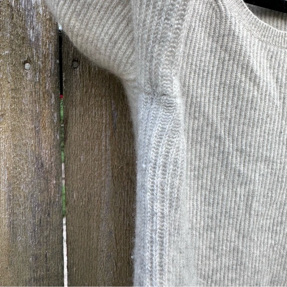 Ann Taylor 100% Cashmere Cold Shoulder Wide Sleeve Sweater Sz M - Picture 8 of 15